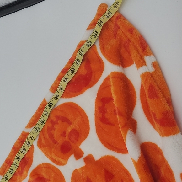 2 Soft Fleece Throw Blankets Bundle - Picture 6 of 9